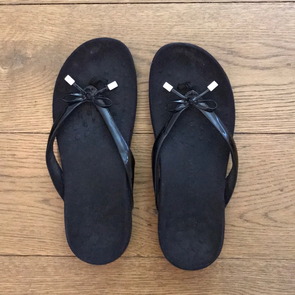 Vionic orthopedic flip flops with bows